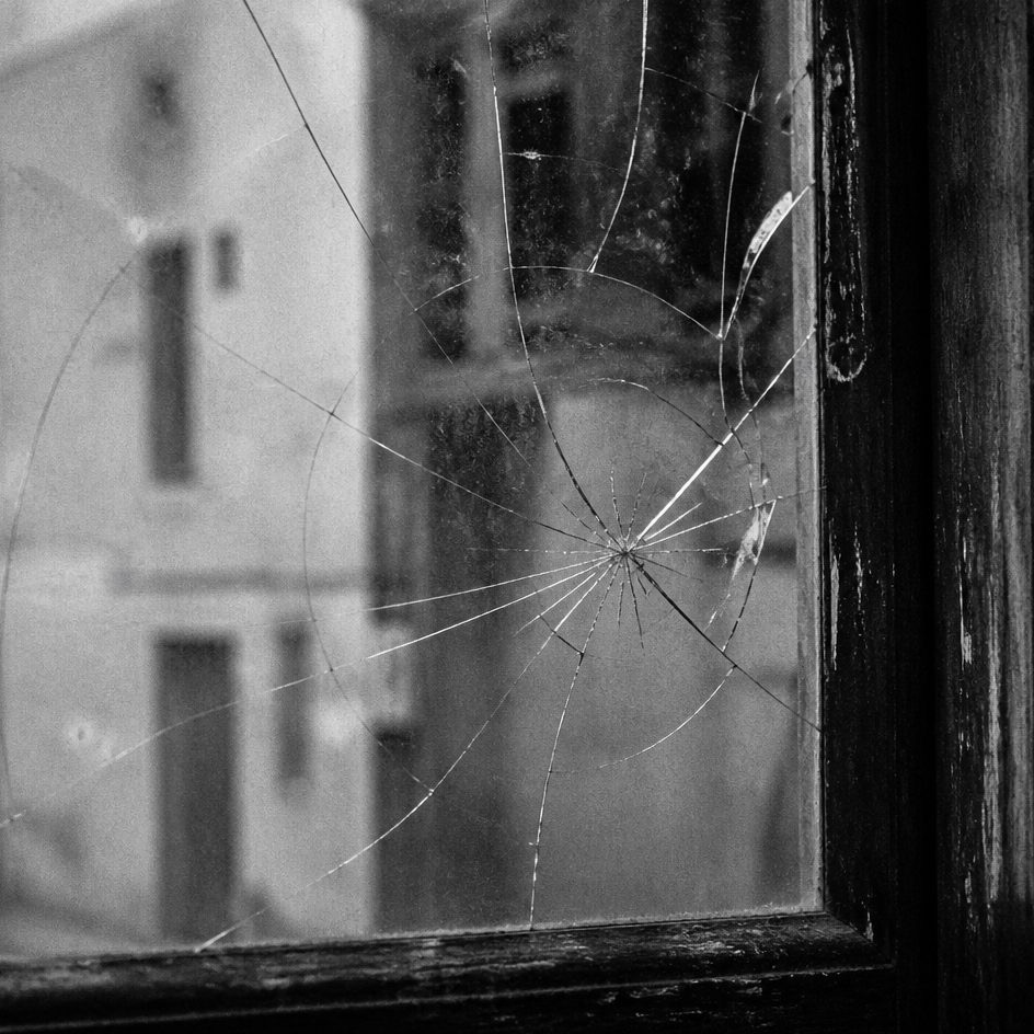 Finestra con vetro incrinato, fotografia in bianco e nero